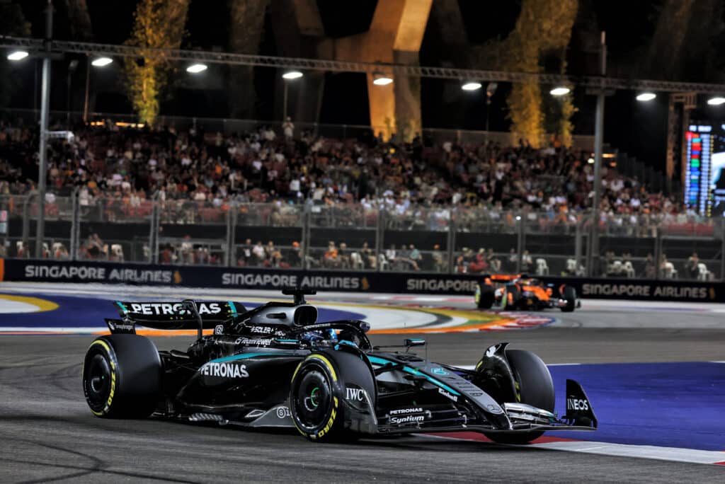 F1 | Pole di classe per Russell a Singapore: Verstappen secondo davanti a Piastri