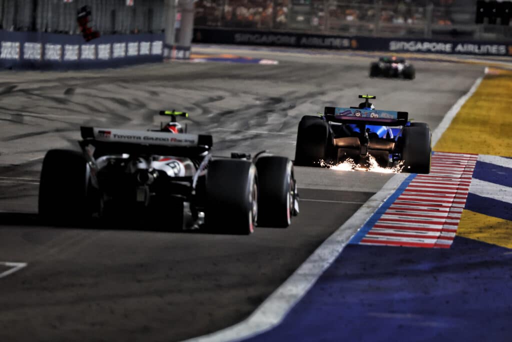 Formula 1 | Sainz critica la regia FOM: “A Singapore più spazio a fidanzate e vip che ai sorpassi”