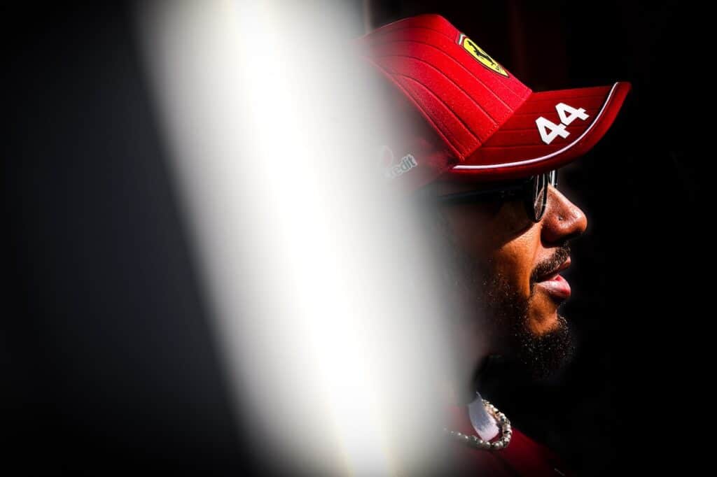 F1 GP Qatar | Ferrari, Hamilton: “Anno difficile, ho bisogno di rivedere la famiglia e recuperare energie”