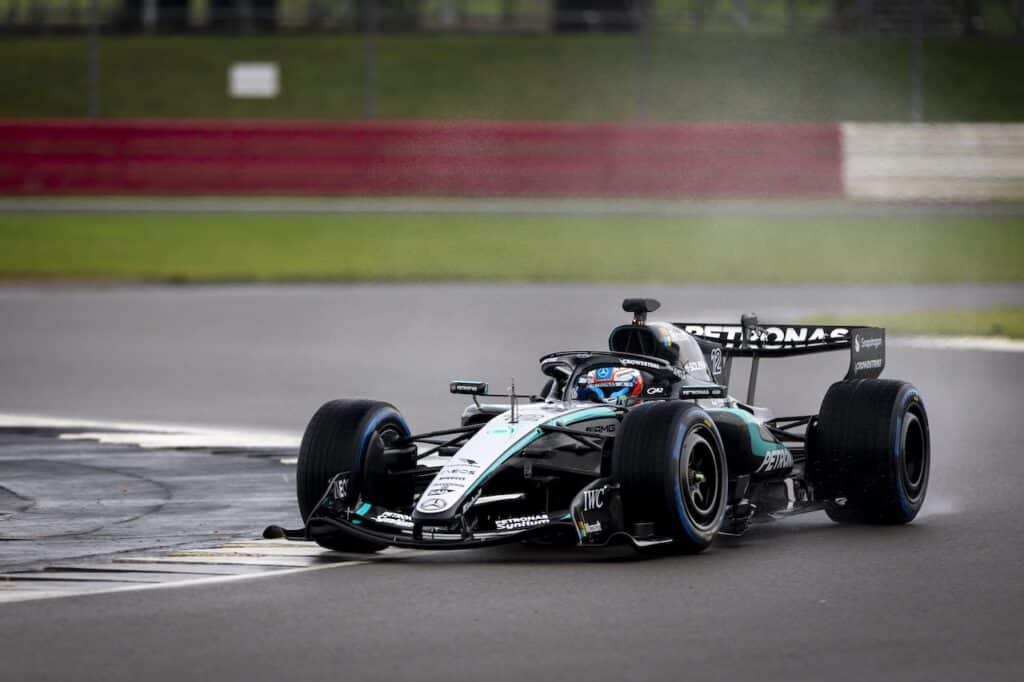 Formula 1 | Mercedes, Antonelli e Russell con la W17 nel filming day a Silverstone