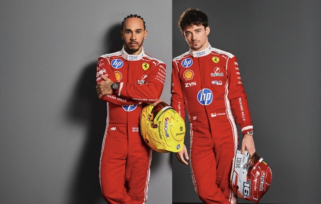 F1 | Ferrari, ecco tute e caschi di Hamilton e Leclerc: piccola anticipazione della livrea SF-26