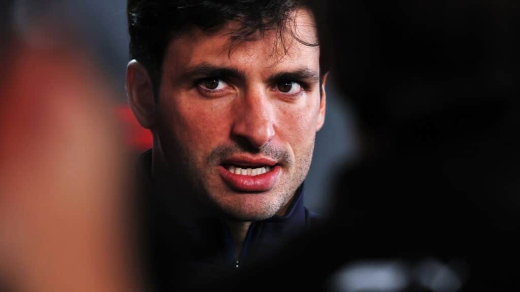 Sainz contro il regolamento: “FIA e F1 devono ascoltare i piloti, non i team. Le gare sono pericolose”