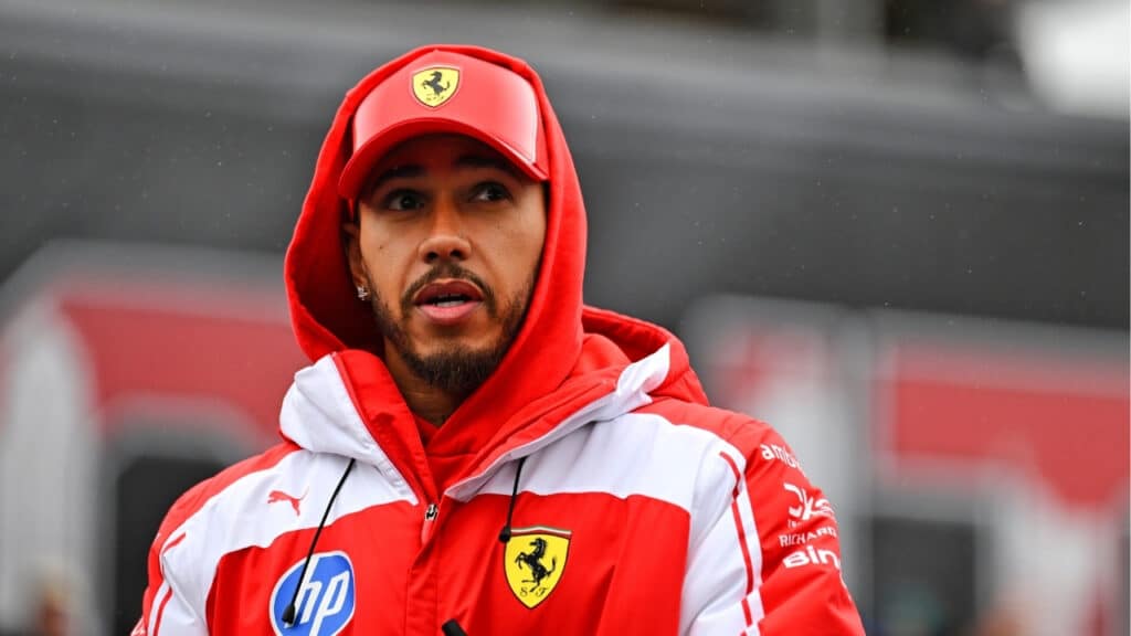 Dietrofront di Hamilton sul regolamento: “La Formula 1 deve avere motori ruggenti fino alla frenata”