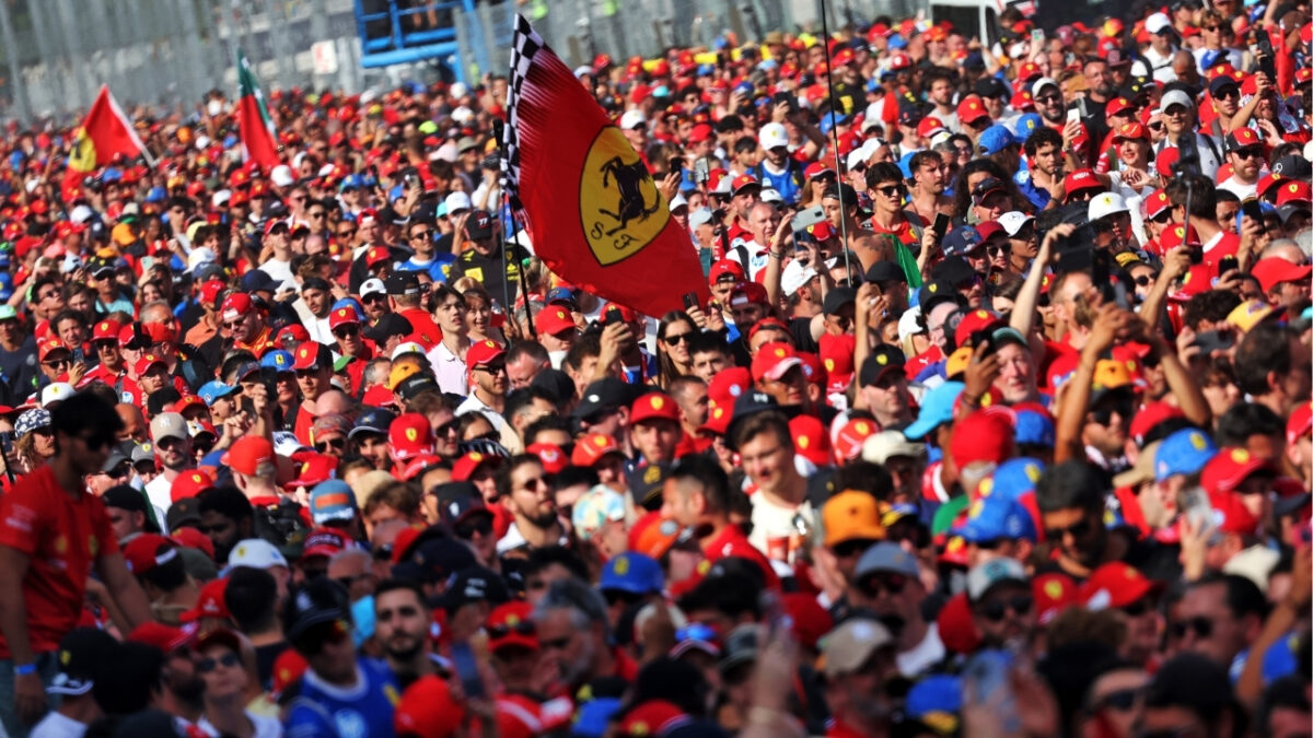 Pubblico in attesa per l'ingresso al Gran Premio d'Italia 2026 a Monza, con biglietti esauriti per domenica