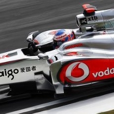 Problemi di bilanciamento per Jenson Button nelle libere in Malesia