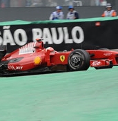 Ferrari nelle retrovie nel primo giorno in Brasile
