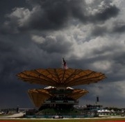 GP Malesia, gara sospesa per pioggia battente